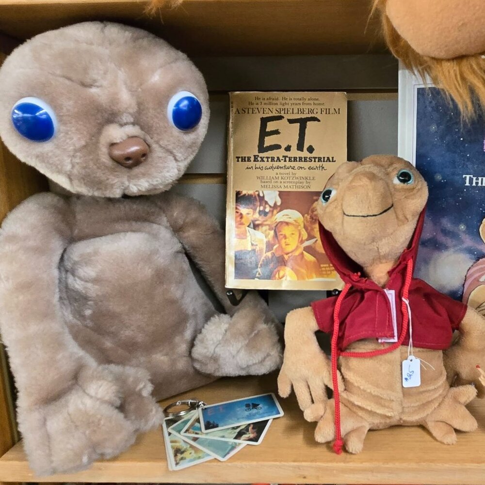 lot vintage E.T. plush book keychain